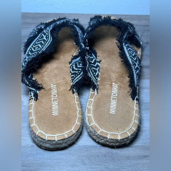 Minnetonka Women's Pepper Slip on Sandals,Black Frayed Crossband,Size 10? - Picture 3 of 13